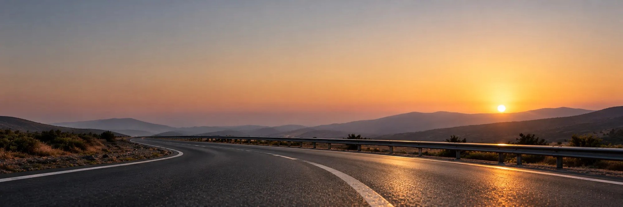 Carretera de montaña al atardecer