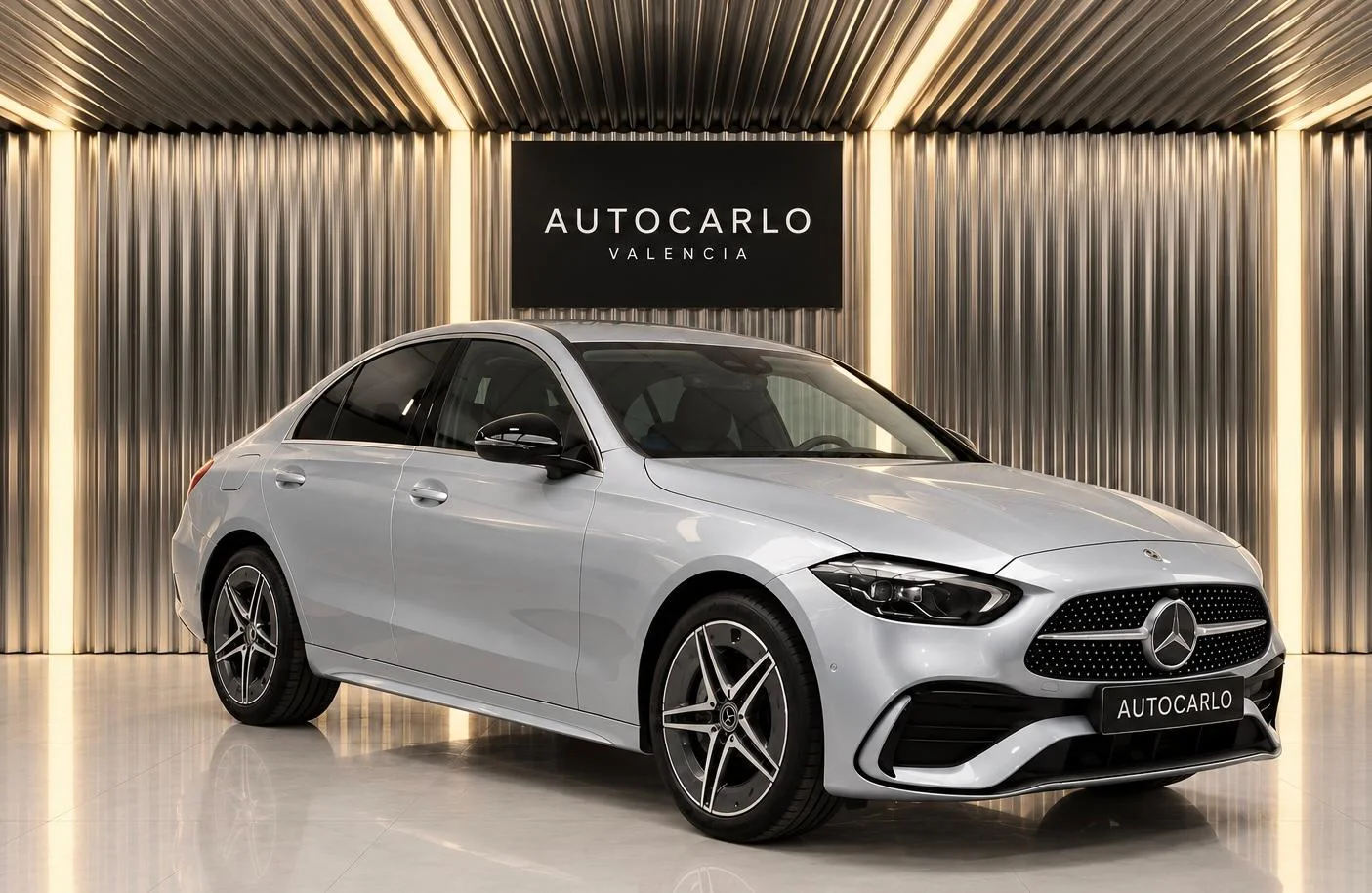 Mercedes-Benz Clase C plata vendido a un cliente