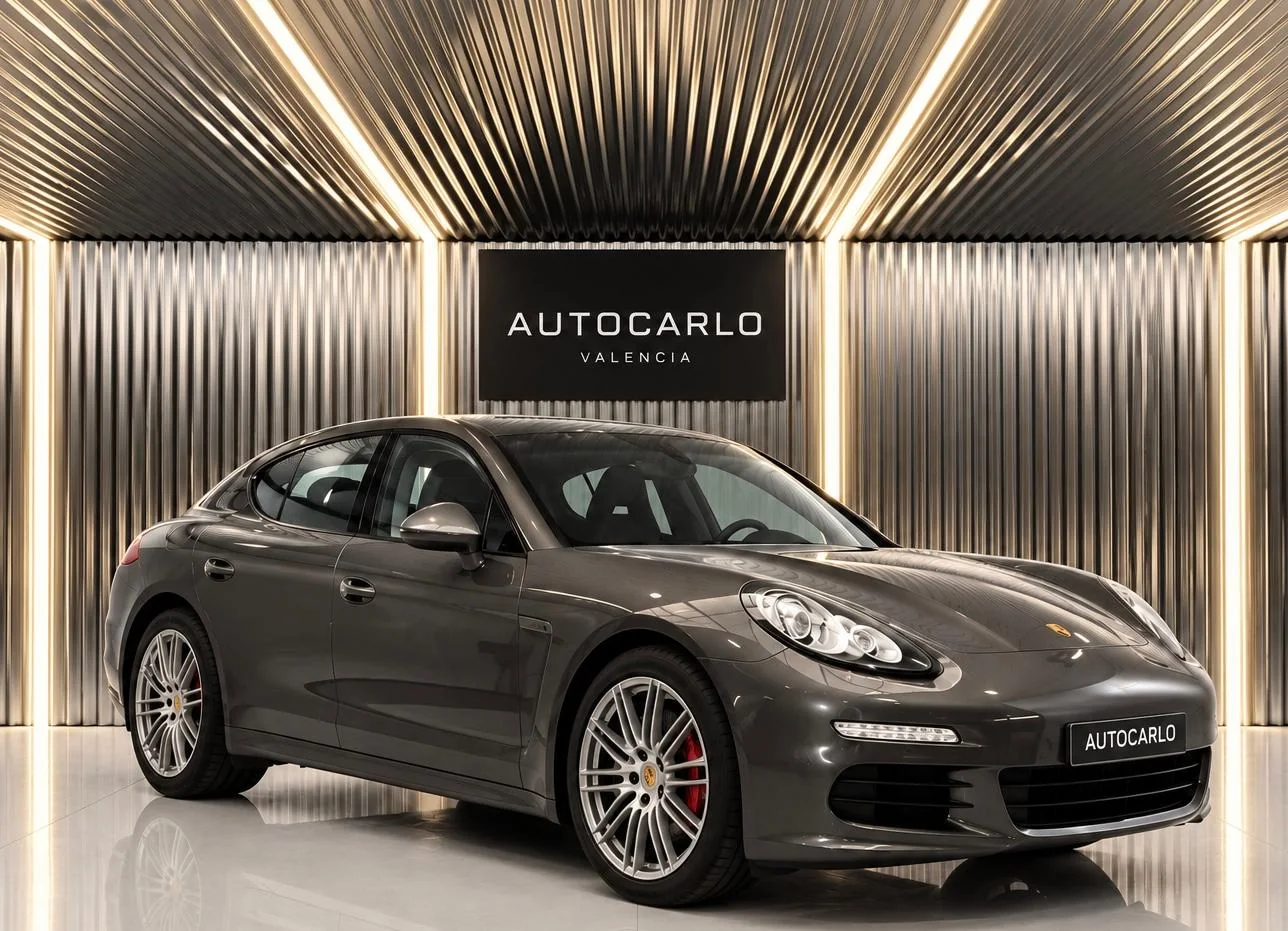 Porsche Panamera gris vendido a un cliente