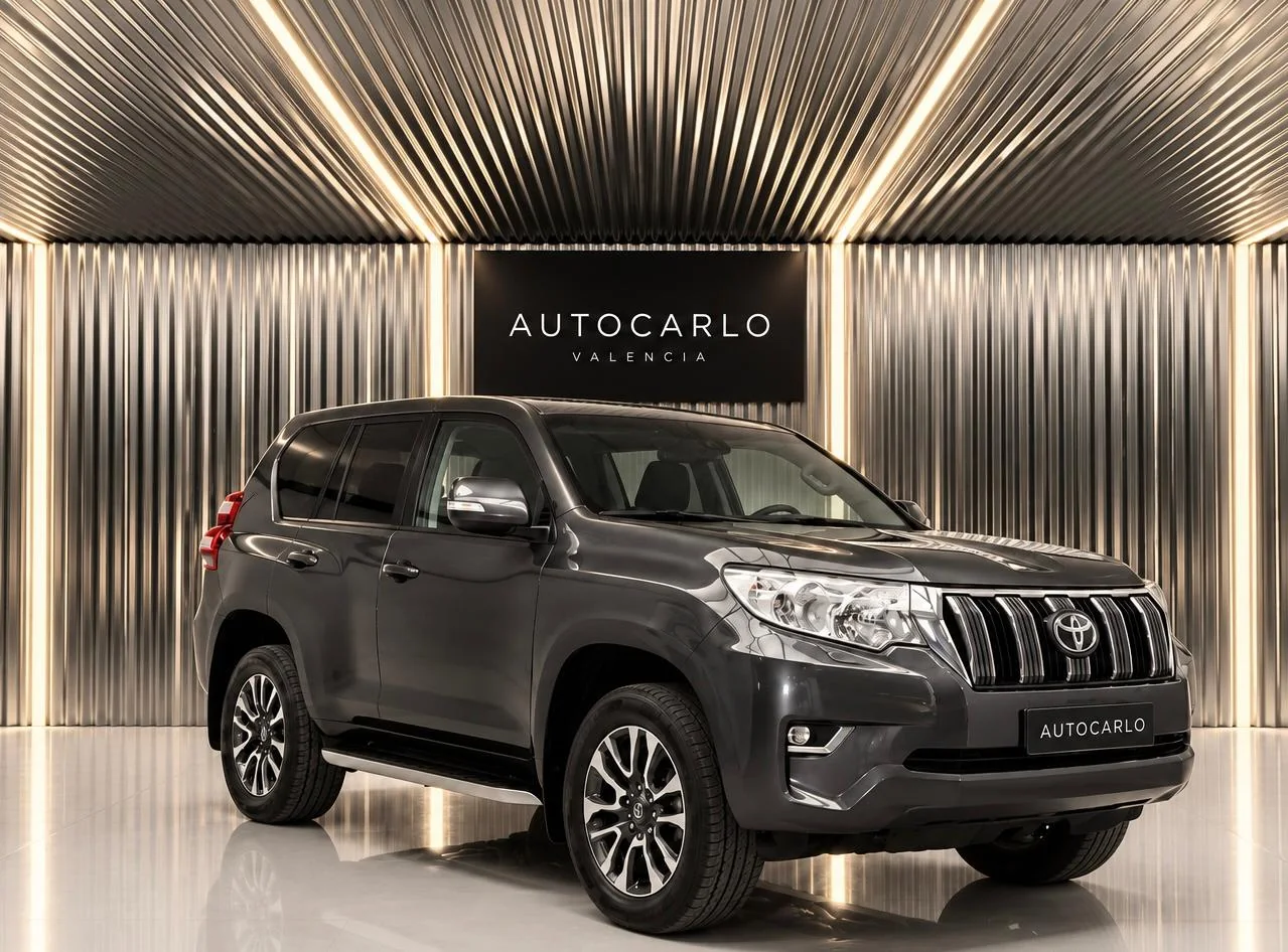 Toyota Land Cruiser gris oscuro vendido a un cliente